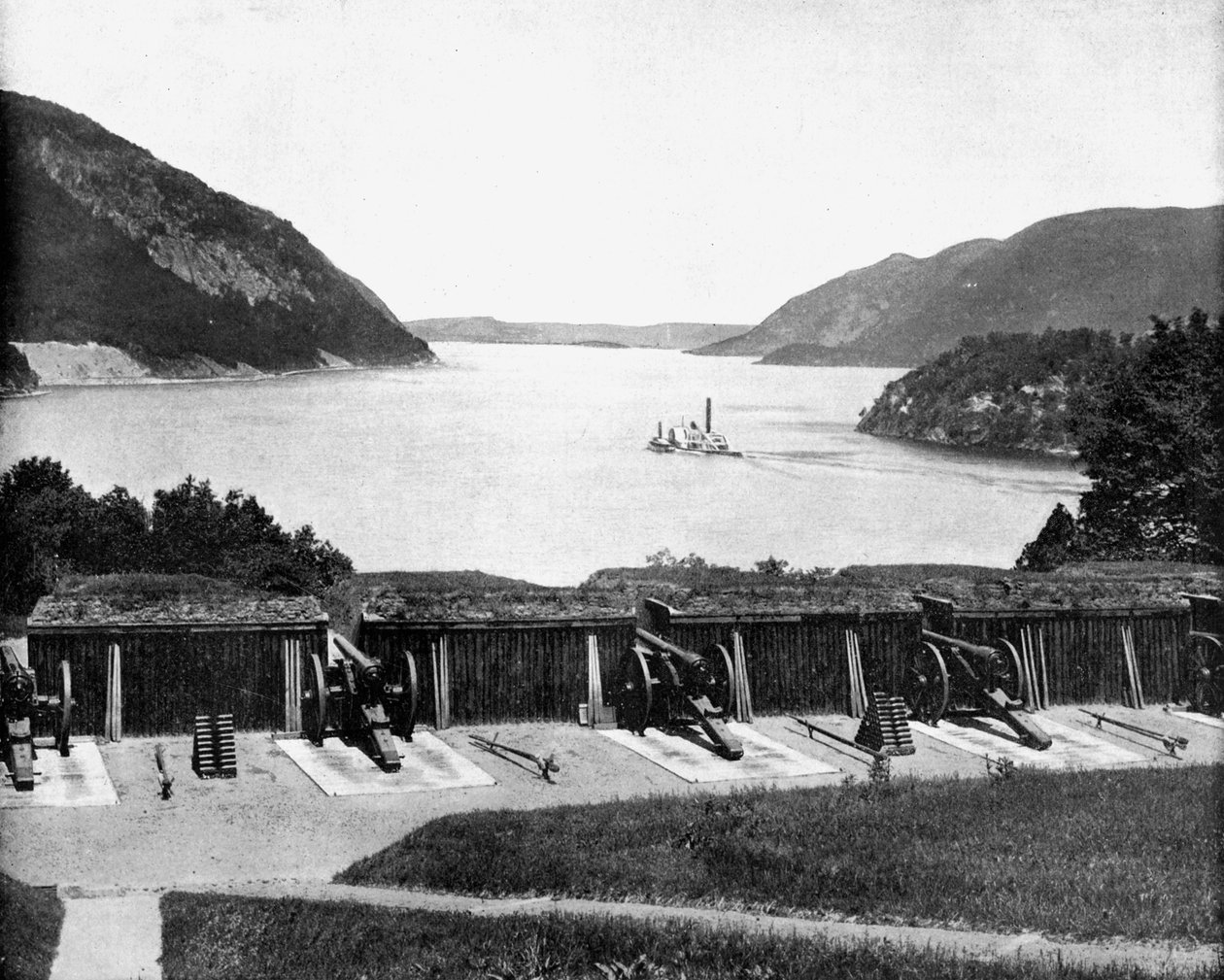Uppför Hudsonfloden från West Point, New York, USA, 1893. av John L. Stoddard