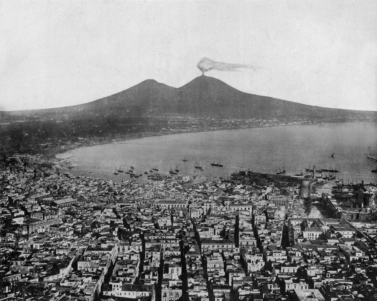 En vy över Neapelbukten (Italien) och i bakgrunden Vesuvio (Vesuvius) (s/v foto) av John Lawson Stoddard