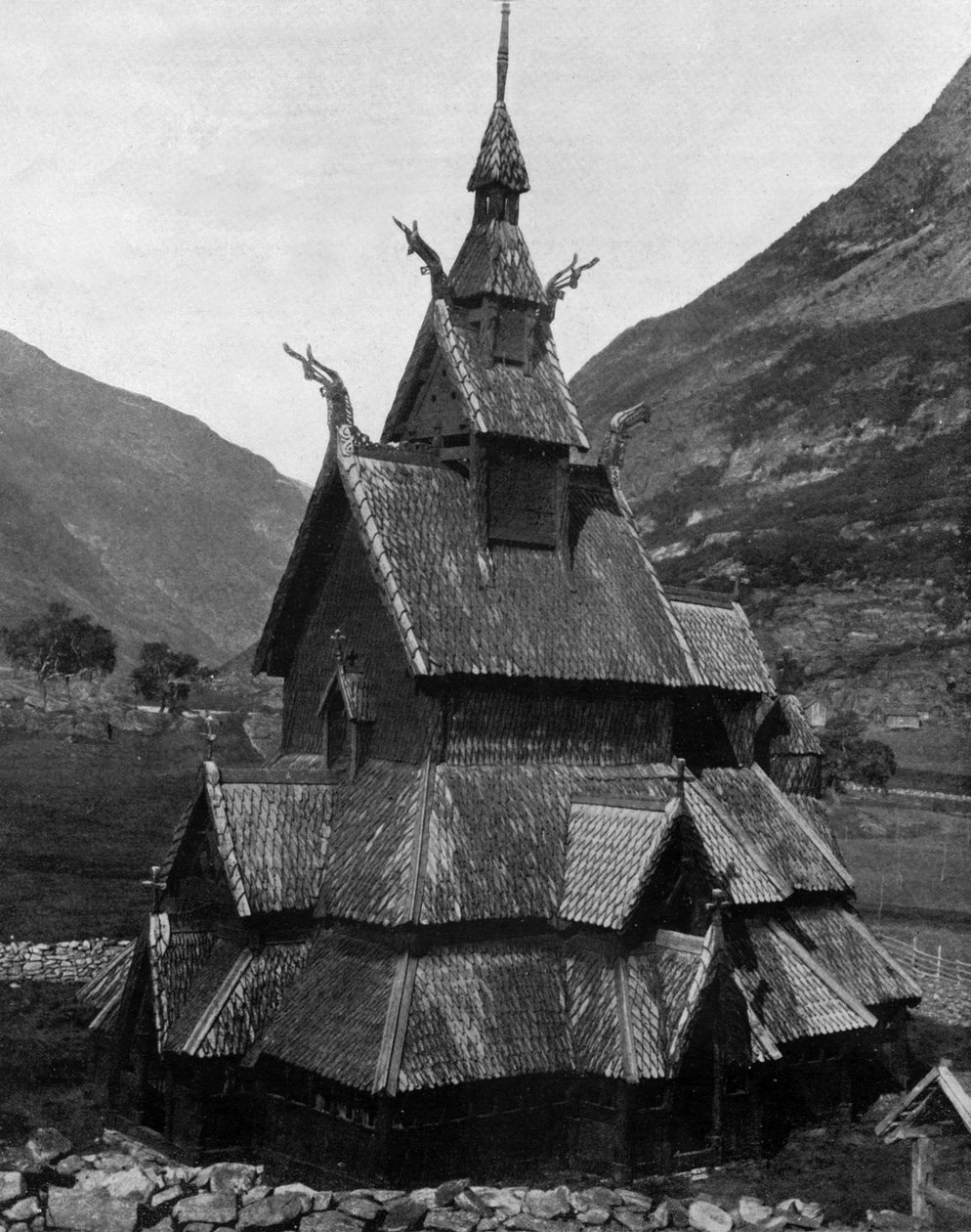 Borgunds träkyrka i Norge (1100-talet) (s/v foto) av John Lawson Stoddard