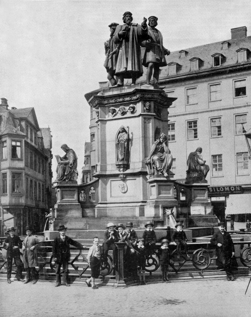 Monument till minne av Gutenberg (v.1397-1468) tysk uppfinnare av tryckpressen, Frankfurt (s/v foto) av John Lawson Stoddard
