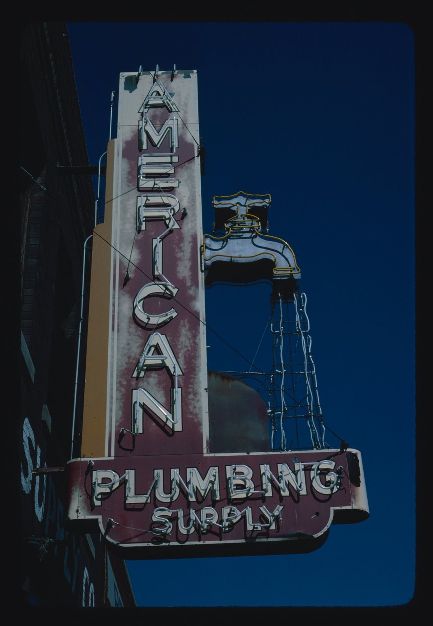 American Plumbing Supply sign, Des Moines, Iowa, USA av John Margolies