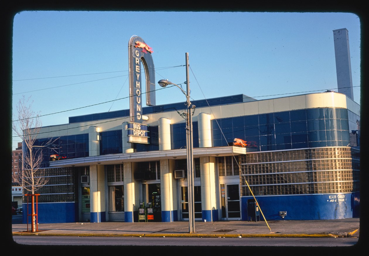 Greyhound Bus Depot, Columbia, South Carolina, USA av John Margolies
