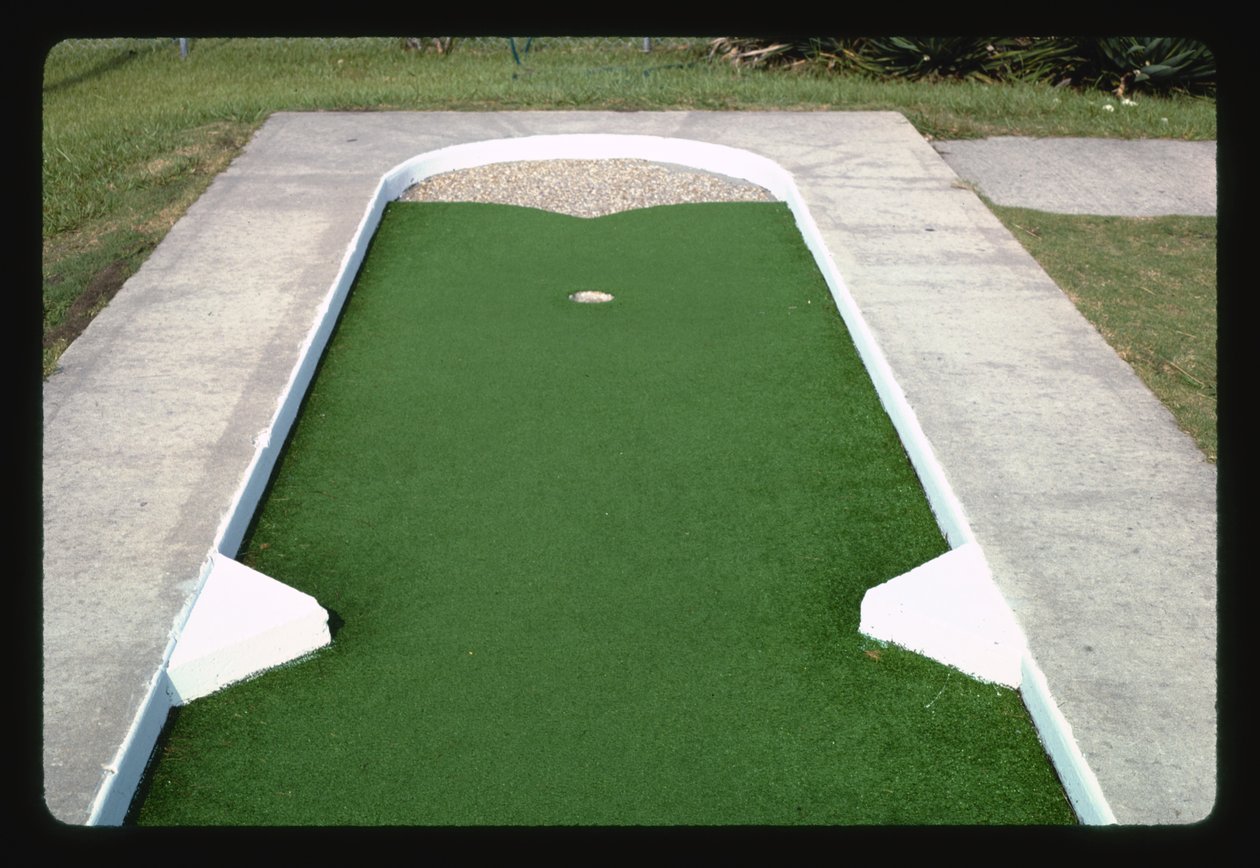 Pebble Trap Hole, Jekyll Island Mini Golf I, Jekyll Island, Georgia, USA av John Margolies