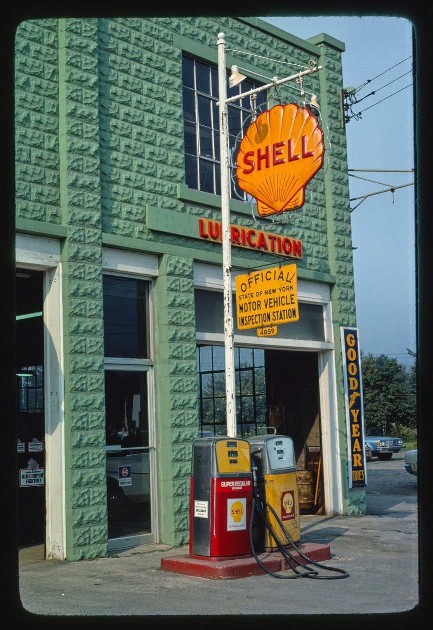 Shell bensinstation, Delaware Street, Walton, New York, USA av John Margolies