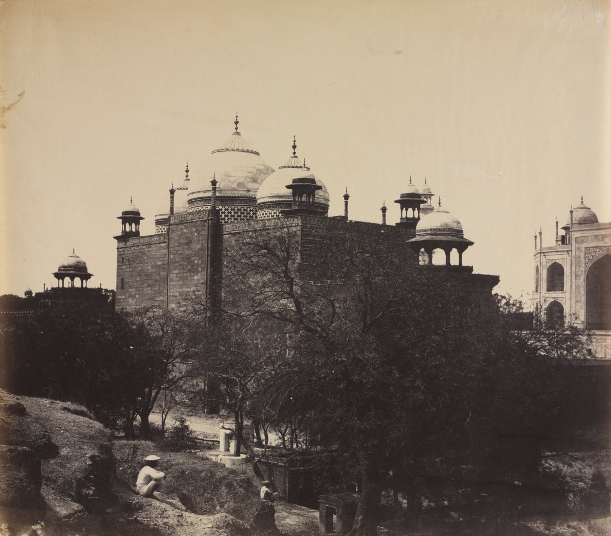Taj Mahal, Vy bakifrån av rasthuset, med figur, ca. 1858-1862. av John Murray