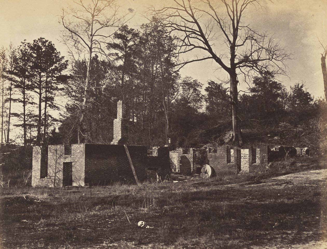 Ruiner på Gaines Mill, Virginia, april 1865 (albumintryck monterat på vävt papper) av John Reekie