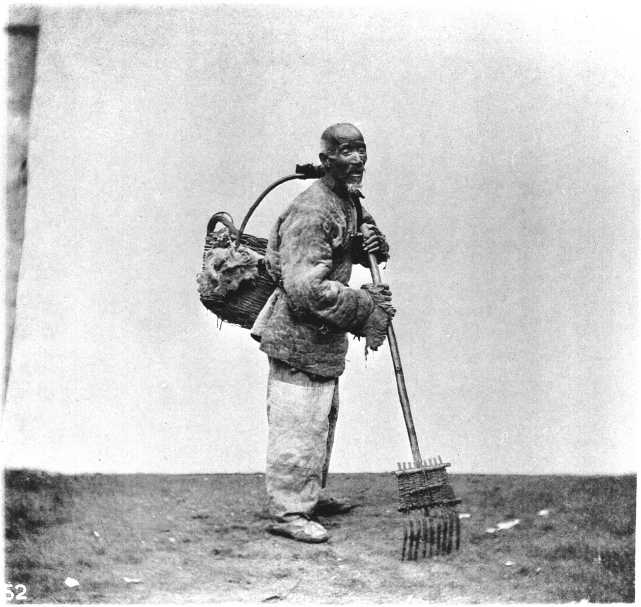 En dagstidning i Kina omkring 1870 (foto) av John Thomson