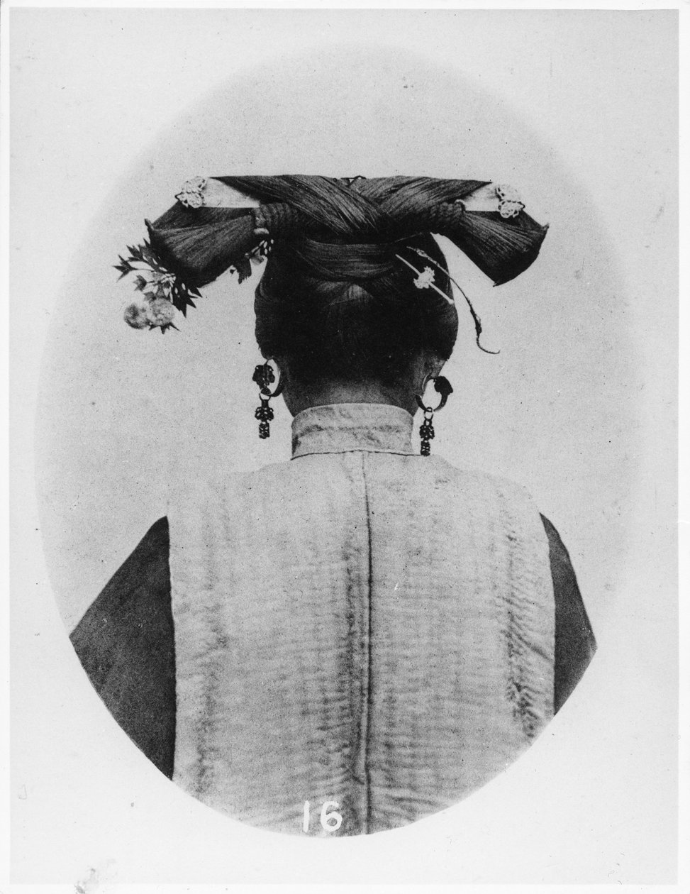 Bakifrån av Coiffure av gift Manchu matron, c.1867-72 av John Thomson