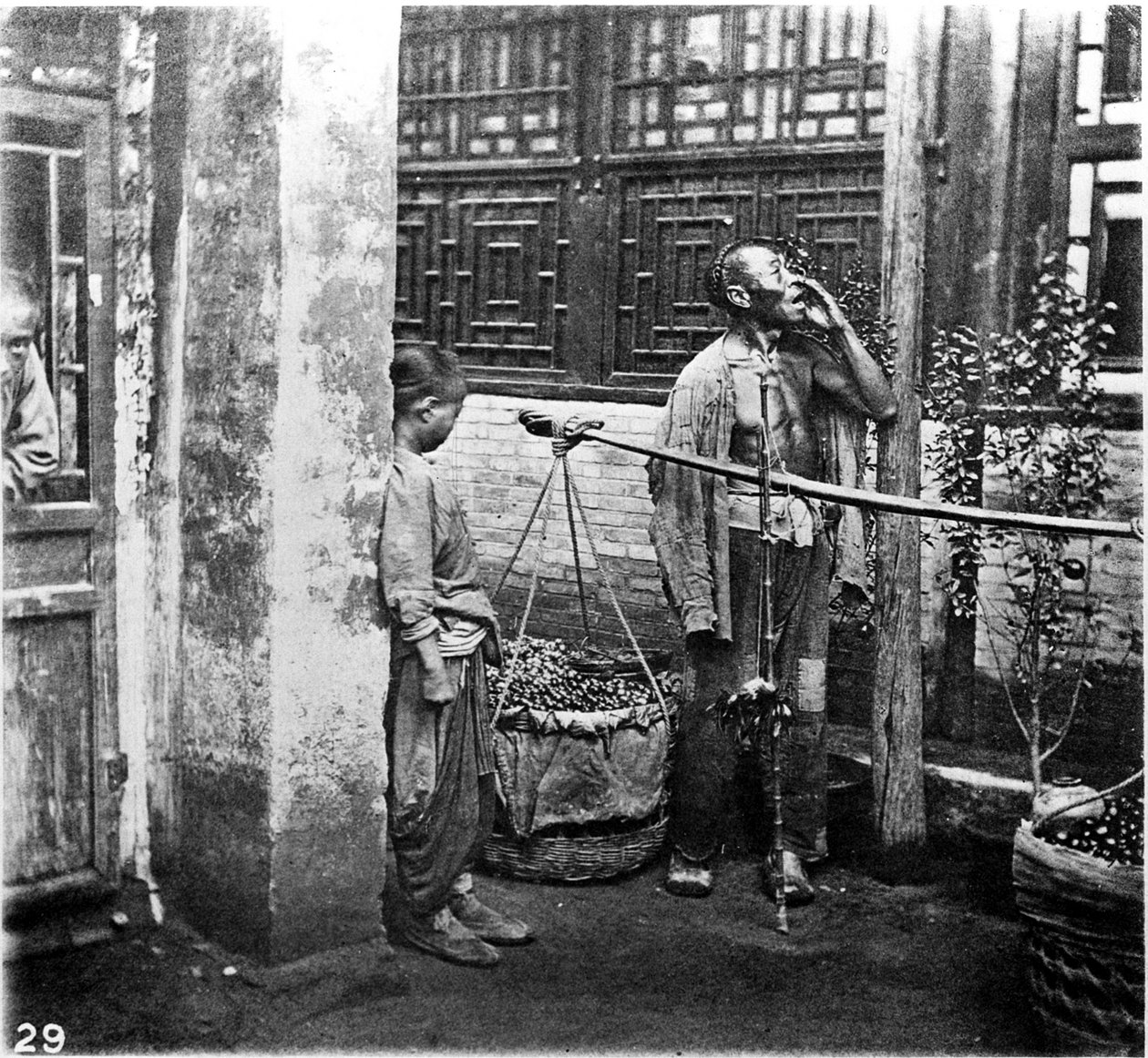Kina, köpmän gråter, ca. 1870 (foto) av John Thomson