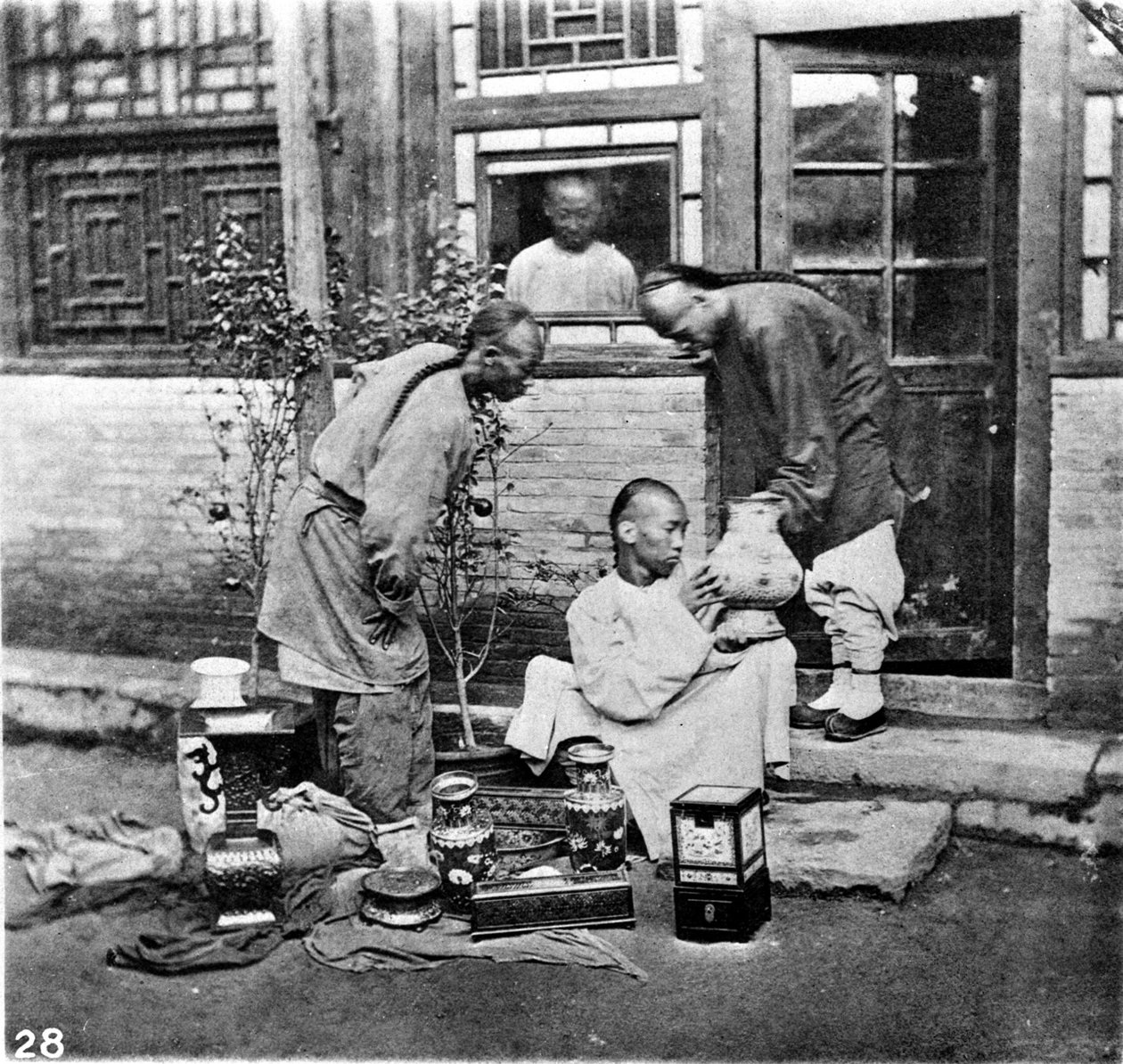 Kina, brokanaren eller konstälskaren c. 1870 (foto) av John Thomson