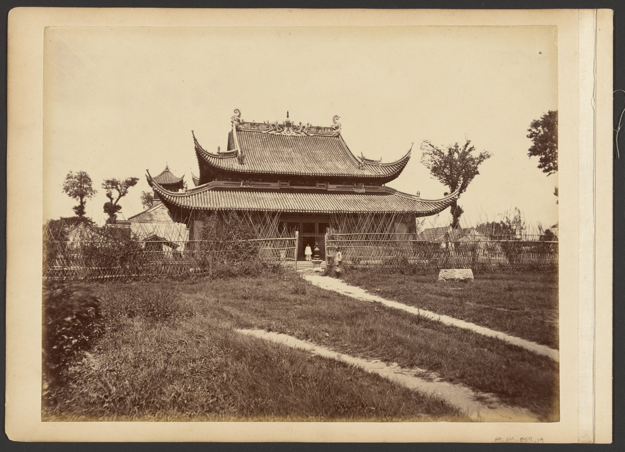 [Inhägnat tempel] av John Thomson