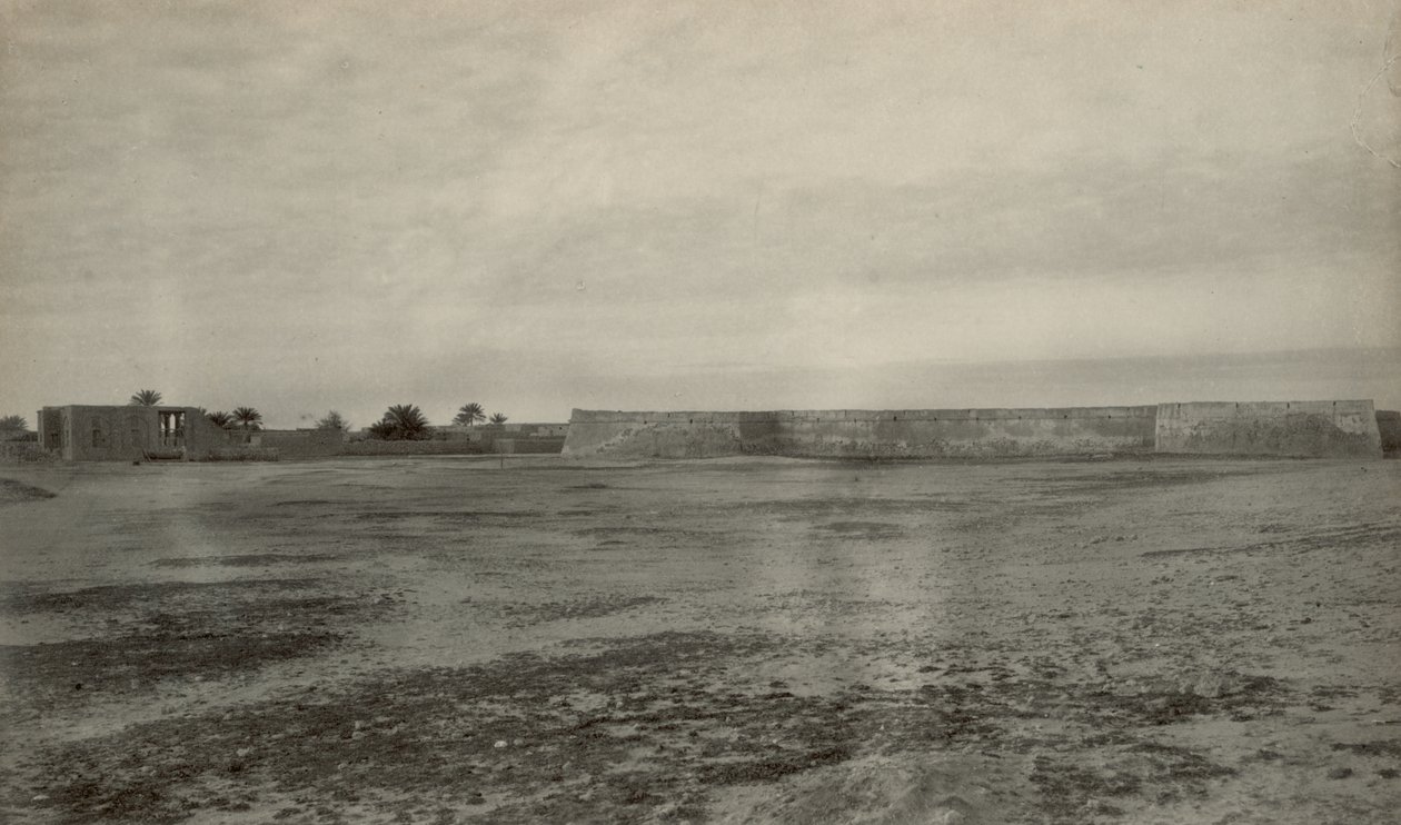 Fort, troligen VOC:s Fort Mosselstein vid Band-e Charak nära Bandar-e Lengeh i Iran av John Thomson
