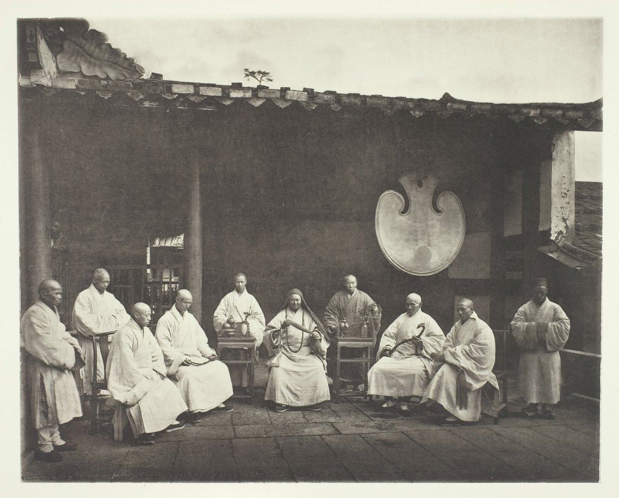 Abboten och munkarna av Kushan, ca. 1868. av John Thomson