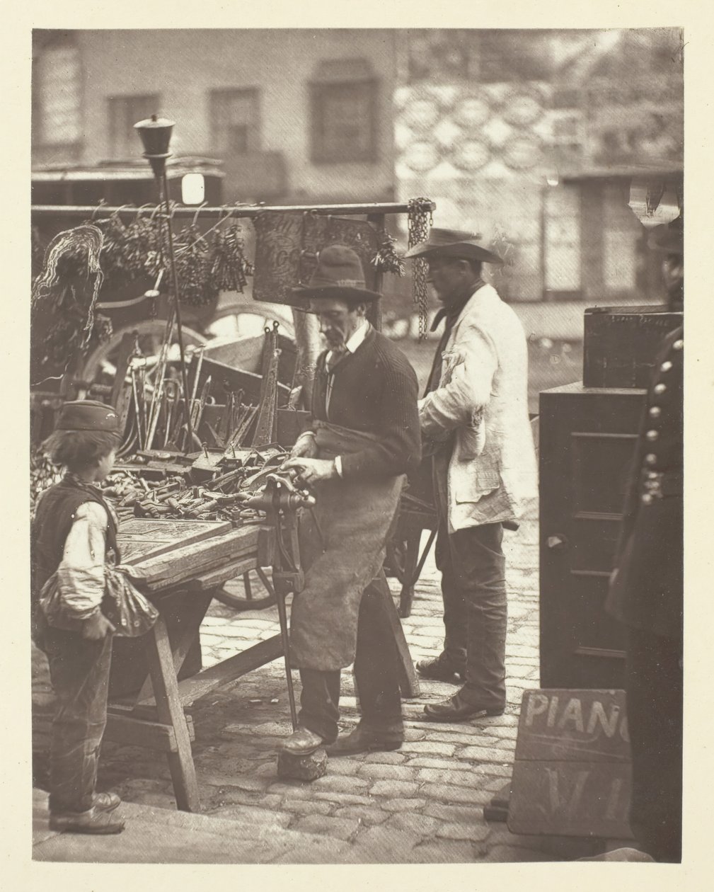 Gatulåssmeden, 1881. av John Thomson