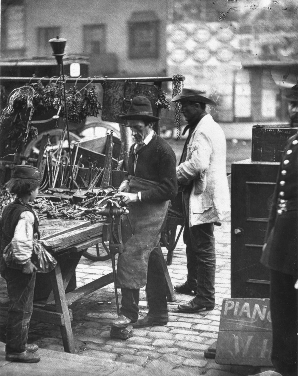 The Street Locksmith, från "Street Life in London", av J. Thomson och Adolphe Smith av John Thomson