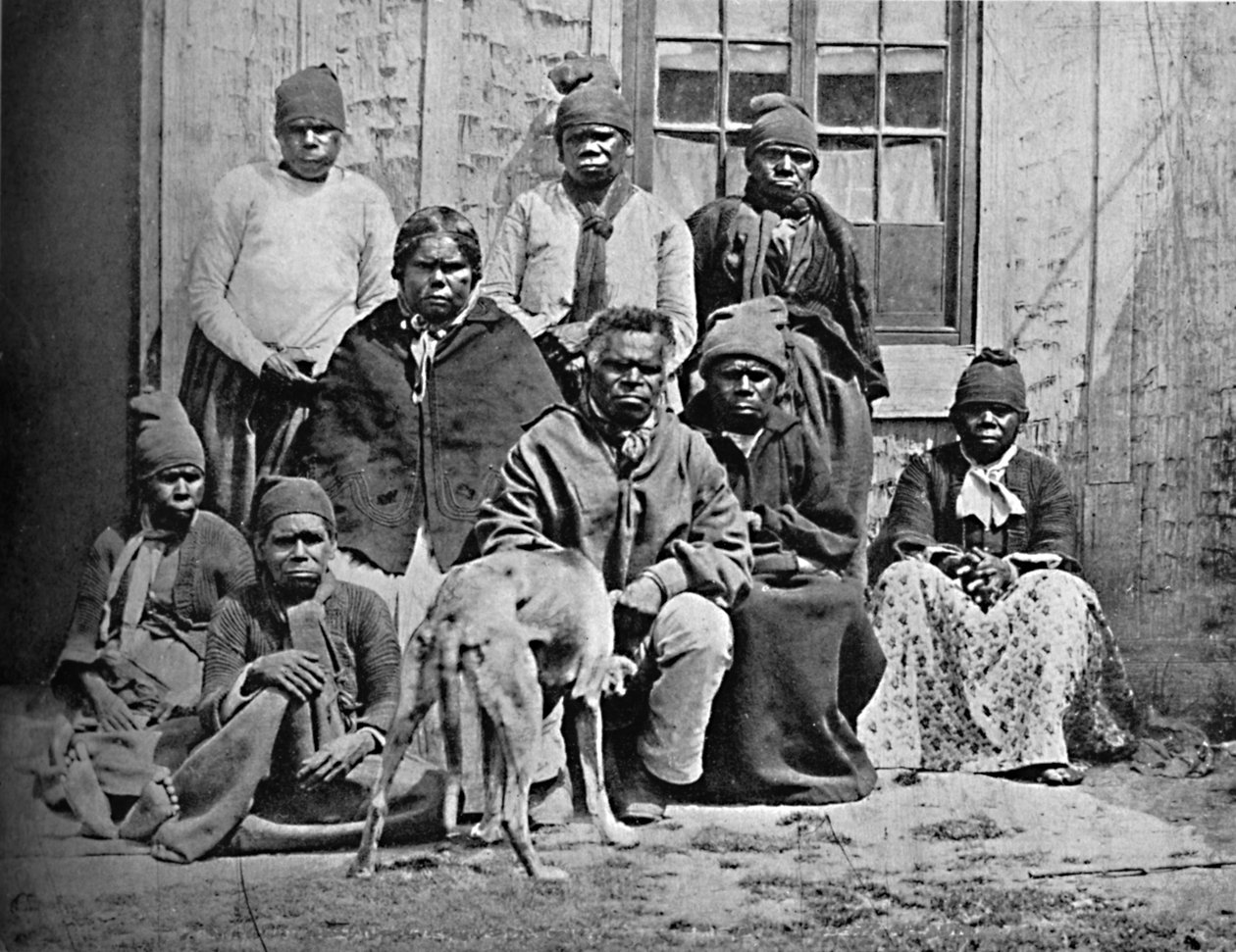 En grupp av några av de sista tasmanierna i europeisk klädsel, 1902 av John Watt Beattie
