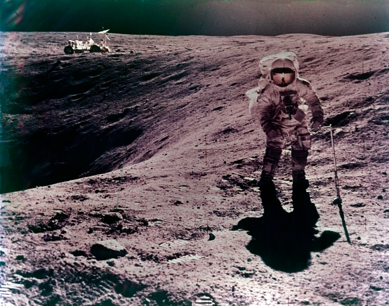 Astronaut Charles Duke vid Descartes landningsplats, Apollo 16-uppdrag, april 1972. av John Watts Young