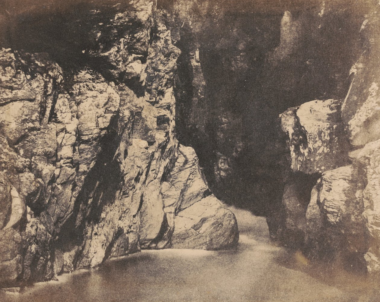 Stränderna i en bassäng, Rumbling Bridge vid Dunkeld,ca. 1853 (foto) av John William Dudgeon