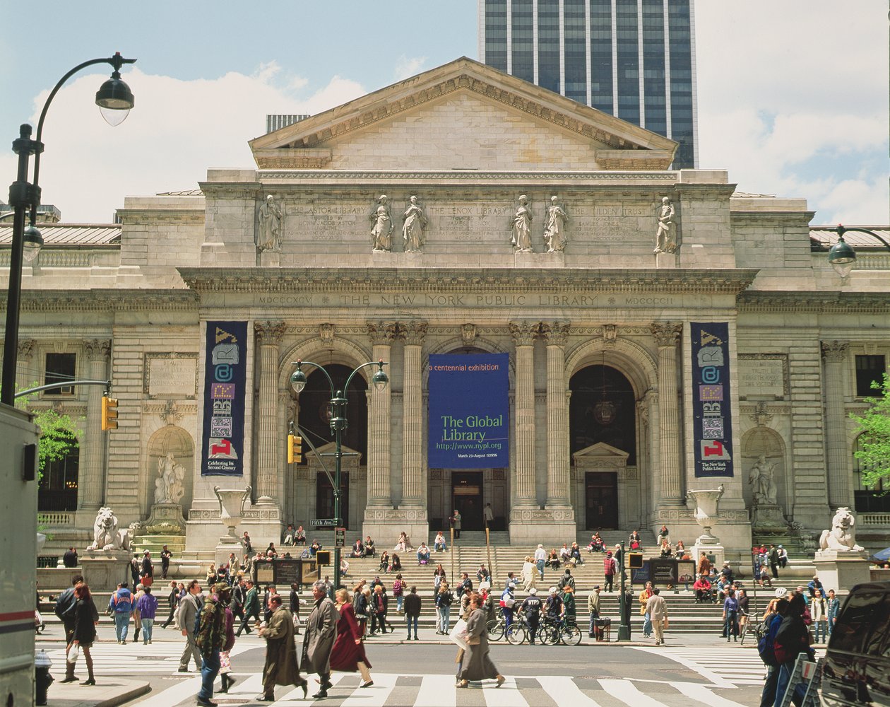Detalj av fasaden på New York Public Library, öppnade 1911 av John and Hastings, Thomas Carrere