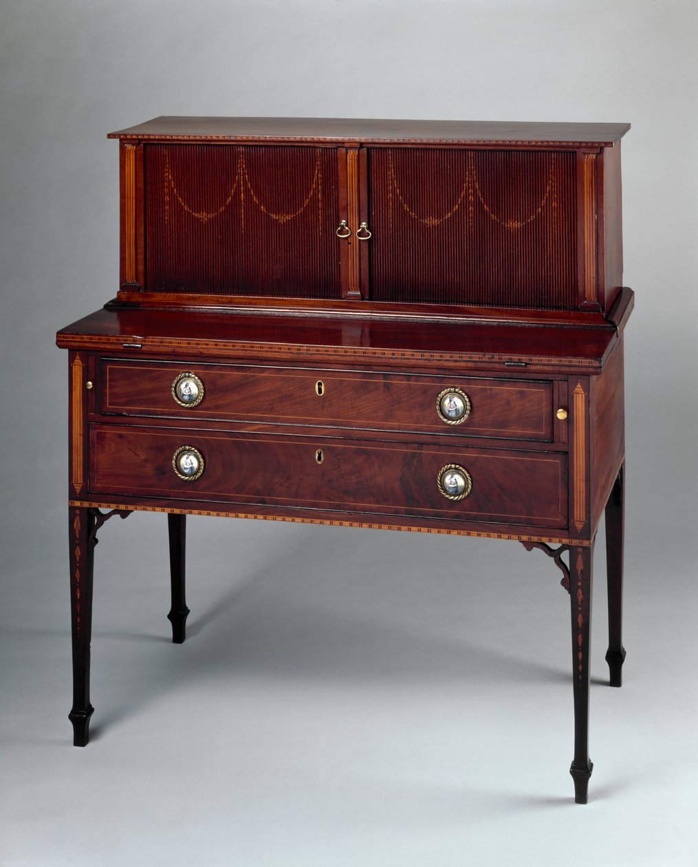 Tambour-skrivbord, tillskrivet John och Thomas Seymours butik eller till Thomas Seymours Boston Furniture Warehouse, 1794-1810 (mahogny med inlägg) av John and Thomas 1771 1848 Seymour