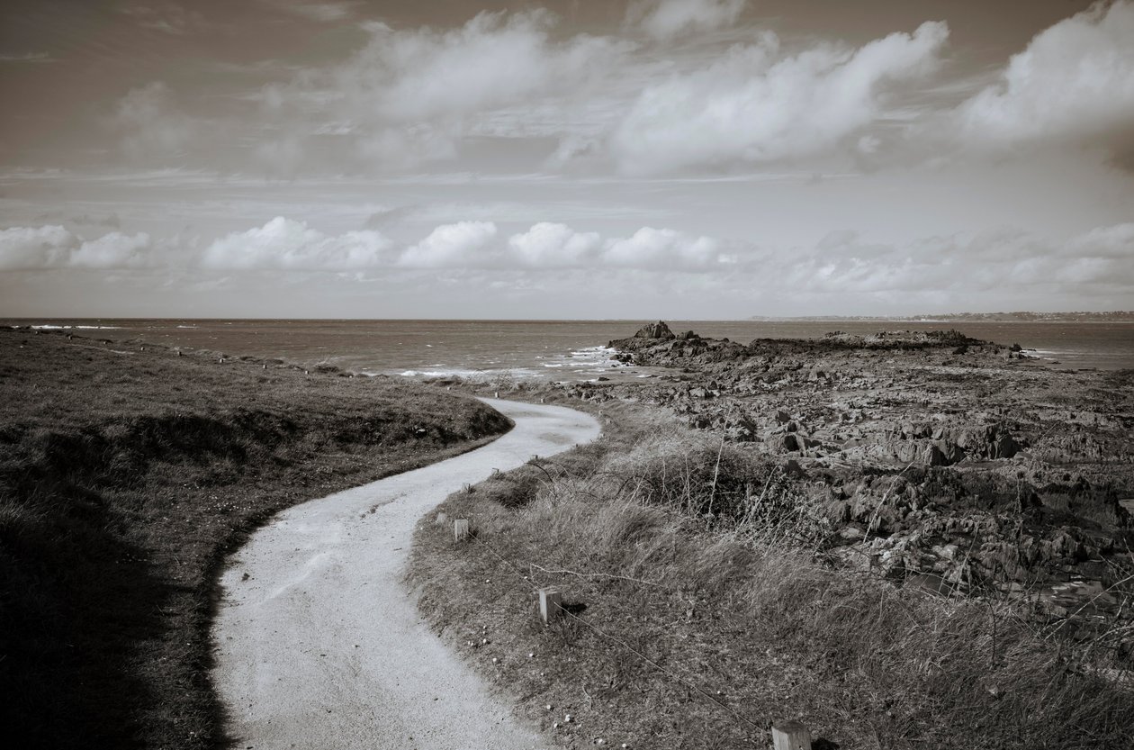 Locquirec i Bretagne och La Roche Tombee, fallande sten, 2022 (foto) av Jon Nicholson