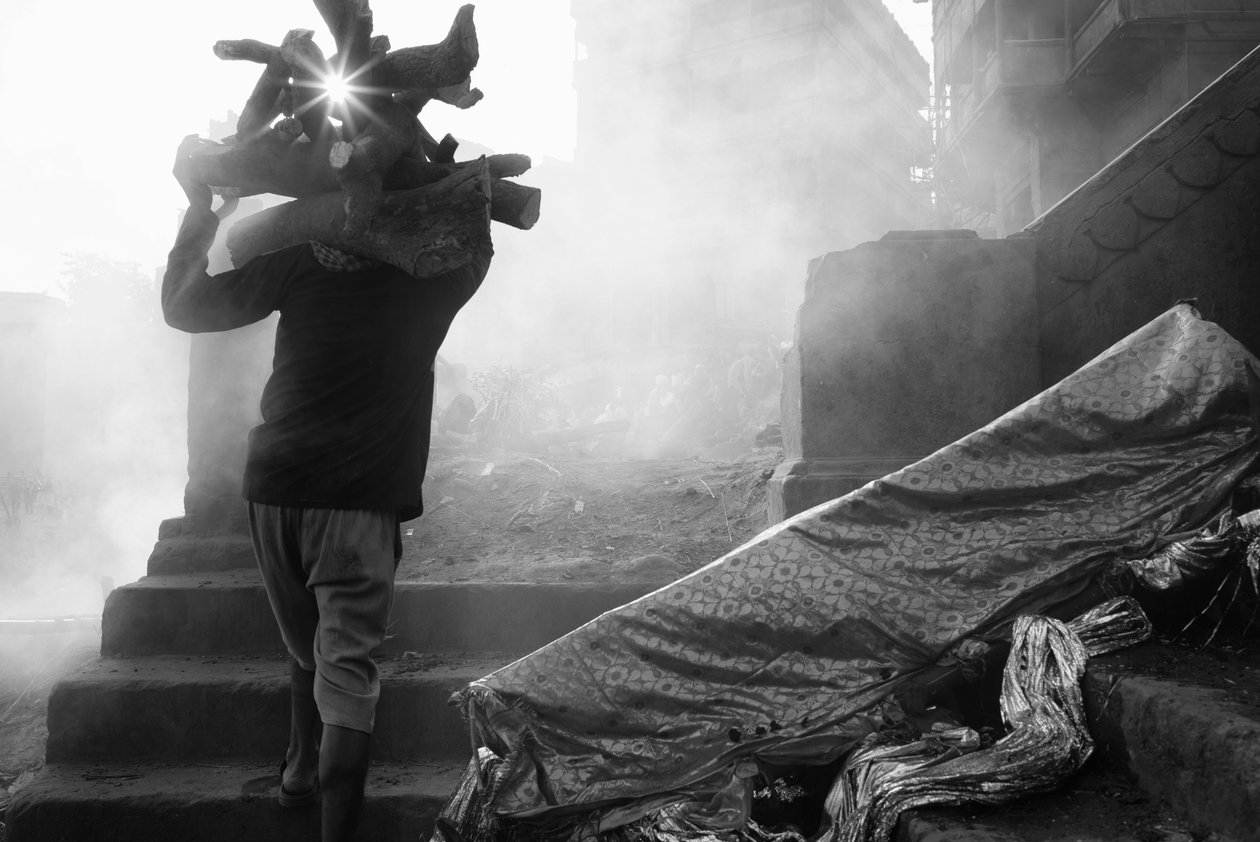 Manikarnika Ghat, Varanasi, 2016 (foto) av Jon Nicholson