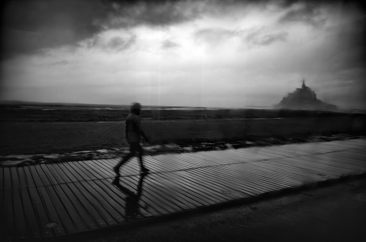 På väg till Mont St Michel, 2022 (foto) av Jon Nicholson
