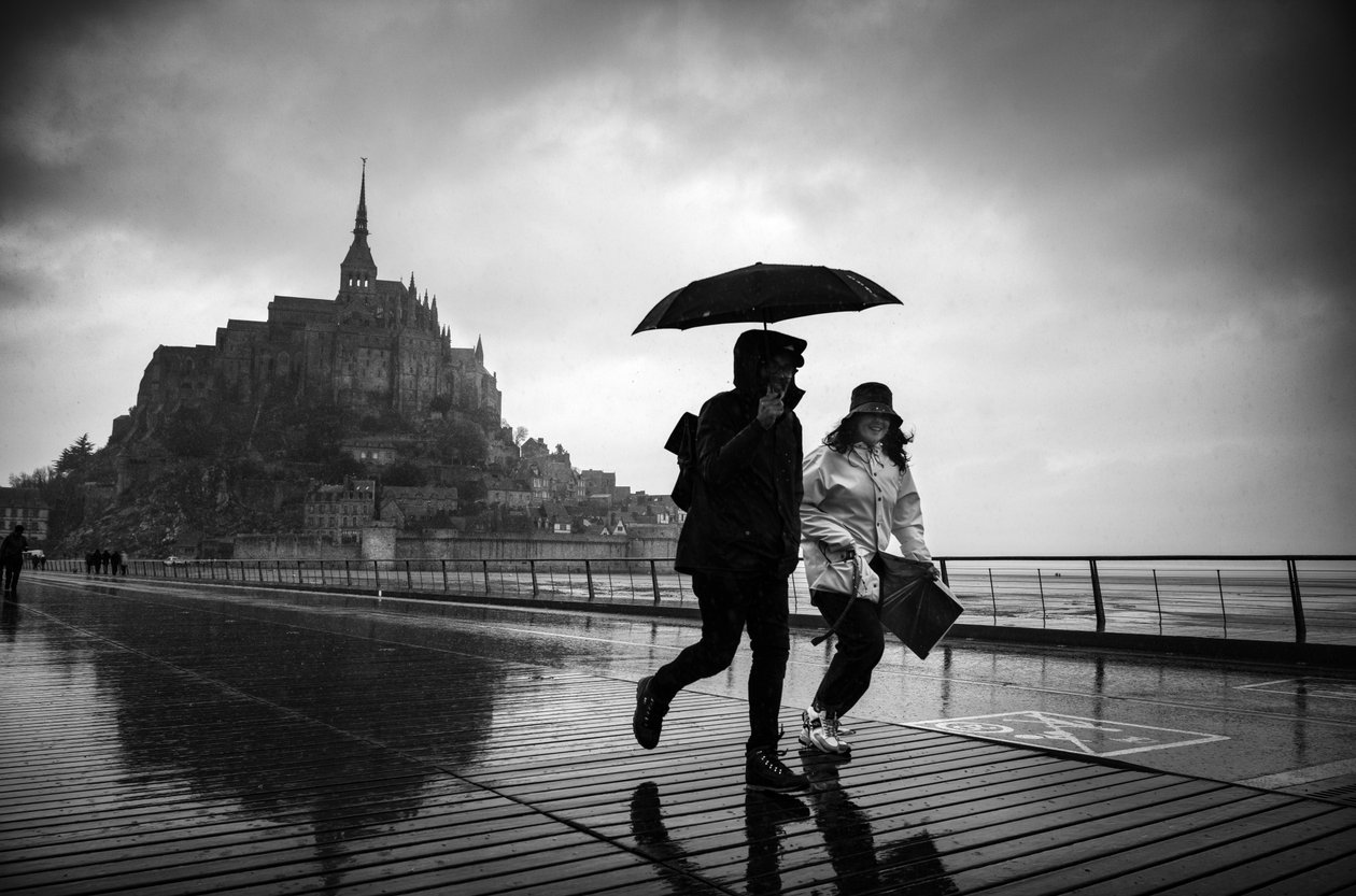 På väg till Mont St Michel, 2022 (foto) av Jon Nicholson