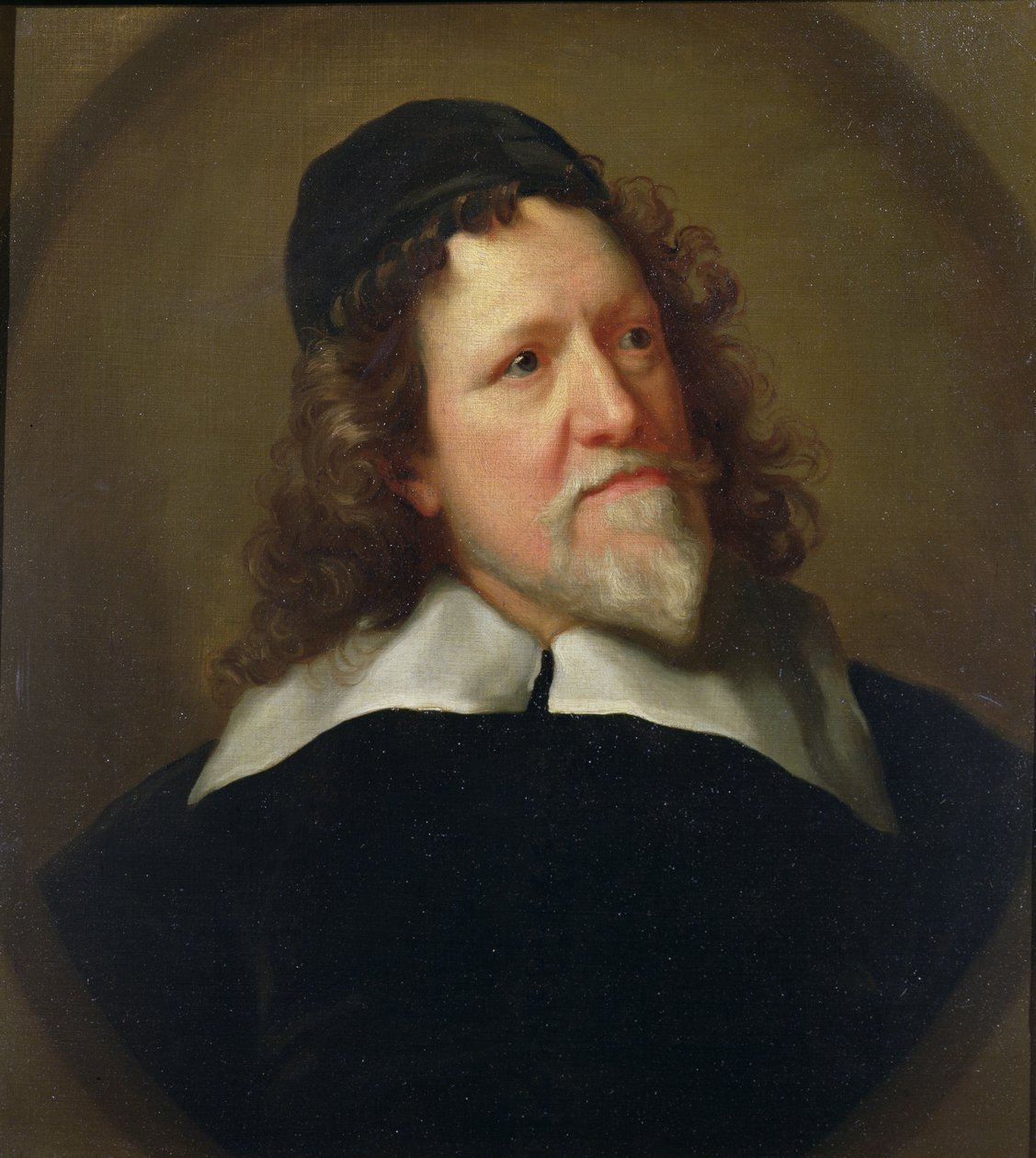 Porträtt av Inigo Jones iklädd en svart tunika och keps av Jonathan Richardson