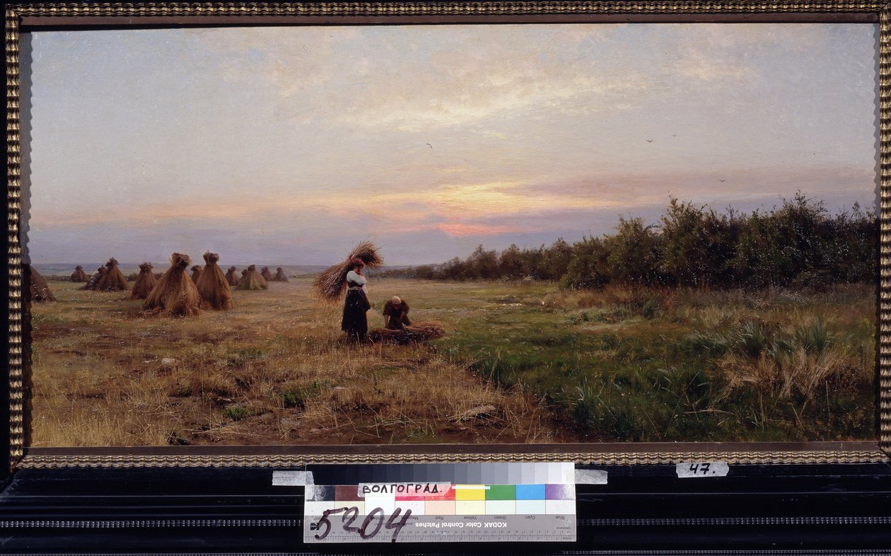 Skörda i kvällsljuset. (Skörda i kvällsljuset). Två kvinnor som arbetar i ett fält fullt av höstackar. Målning av Iosiph Evstafievich Krachkovsky (1854-1914), olja på duk av Josef Evstafievich Krachkovsky