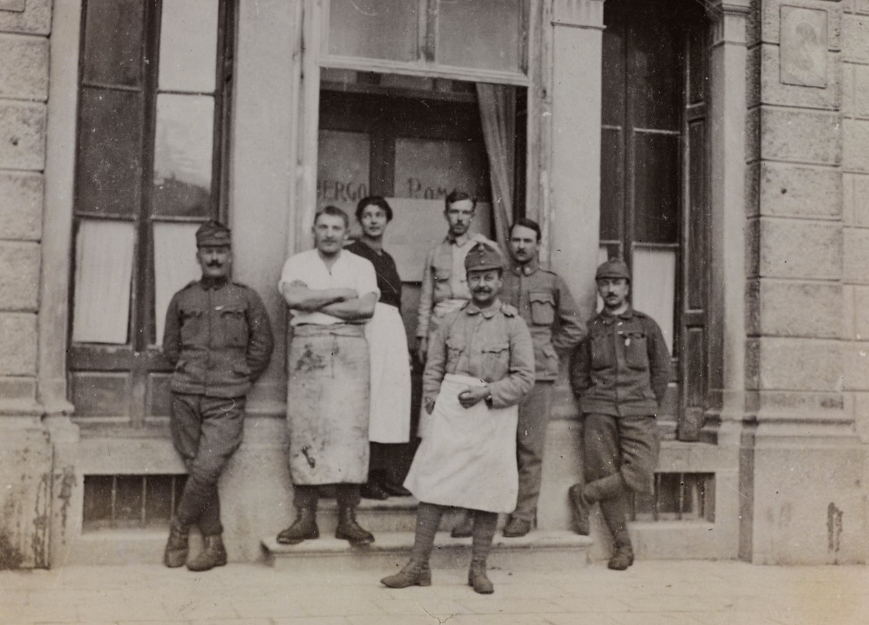 Album "Mitt världskrig - minnen av sydvästra fronten i Kärnten, Italien, Trentino-Alto Adige) 31/03/1915-12/11/ 1918 - Josef Zohles Vienna ": gruppporträtt framför av Josef Zohles