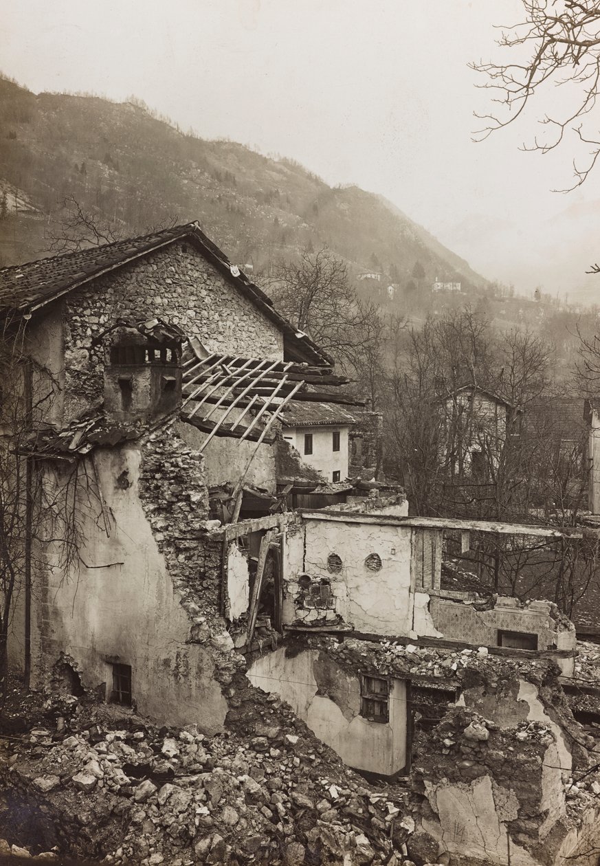 Album "Meine weltkriegs - Erinnerungen South-West Front (Kärnten, Italien, Sydtyrolen) (Mitt världskrig - minnen från sydvästra fronten i Kärnten, Italien, Trentino-Alto Adige) 31/03/1915-12/11/ 1918 - Josef Zohles Wien ": spillror av ett hus (s/v foto av Josef Zohles