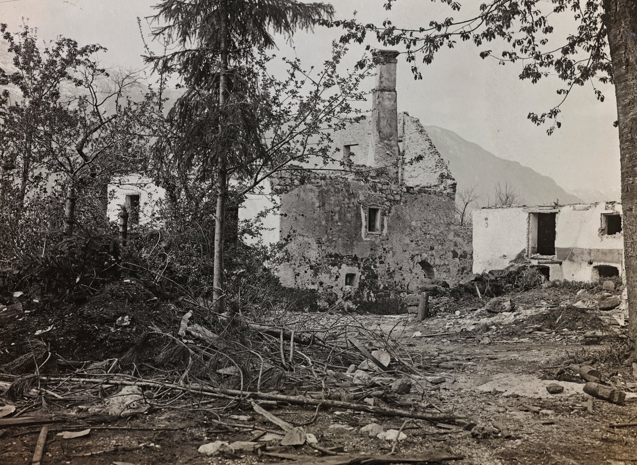 Album "Mitt världskrig - minnen av sydvästra fronten i Kärnten, Italien, Trentino-Alto Adige) 31/03/1915-12/11/1918 - Josef Zohles Wien ": spillror i Bovec (s/v foto) av Josef Zohles