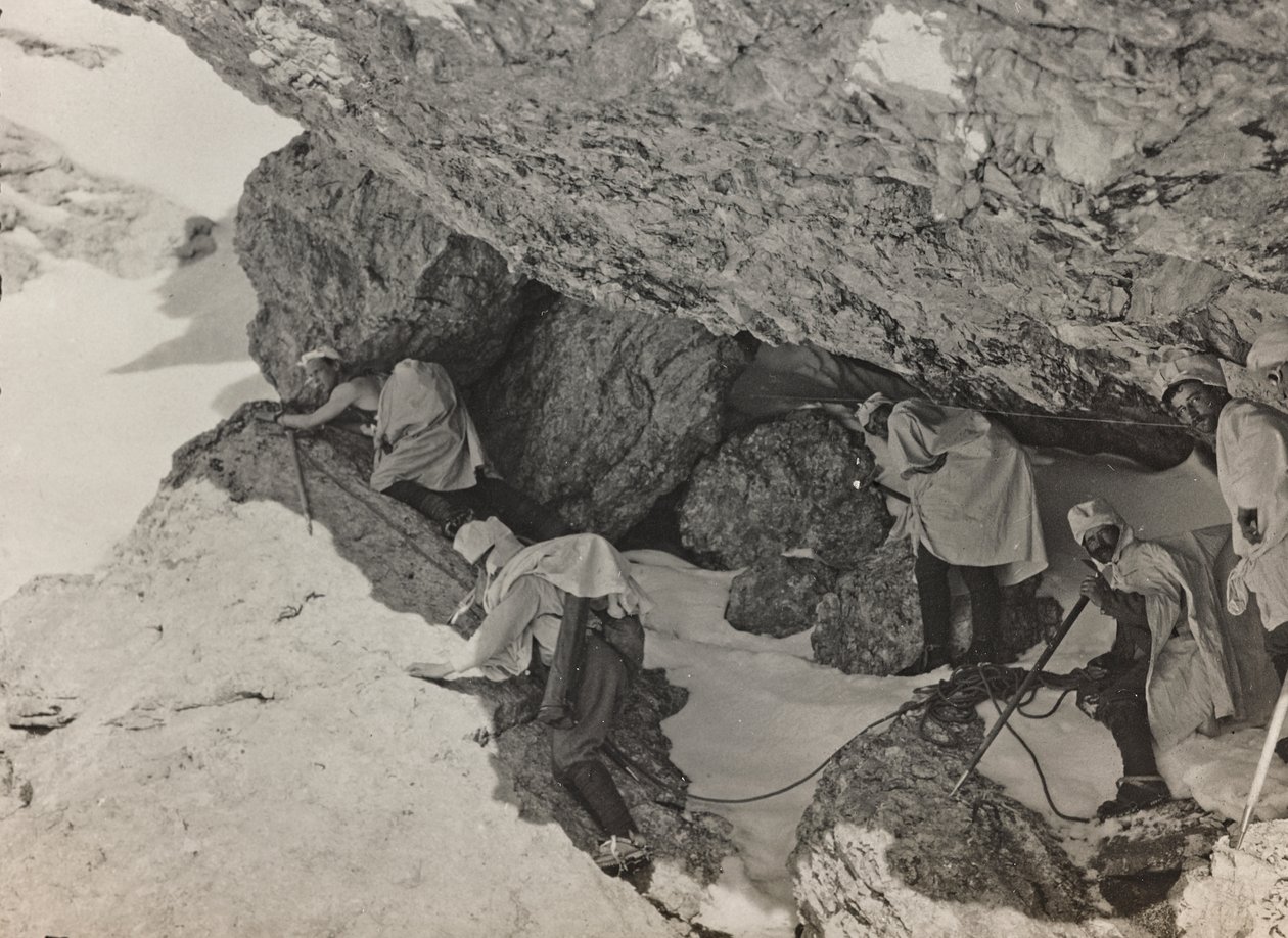 Album "Mitt världskrig - minnen av sydvästra fronten i Kärnten, Italien, Trentino-Alto Adige) 31/03/1915-12/11/ 1918 - Josef Zohles Vienna ": militärbunker i ett berg av Josef Zohles
