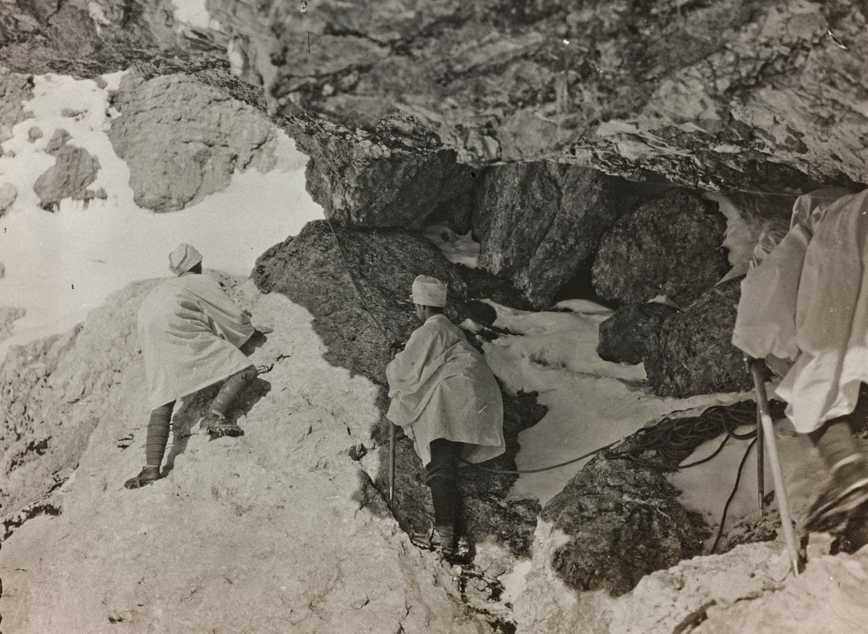 Album "Mitt världskrig - minnen av sydvästra fronten i Kärnten, Italien, Trentino-Alto Adige) 31/03/1915-12/11/ 1918 - Josef Zohles Vienna ": militärbunker i ett berg av Josef Zohles