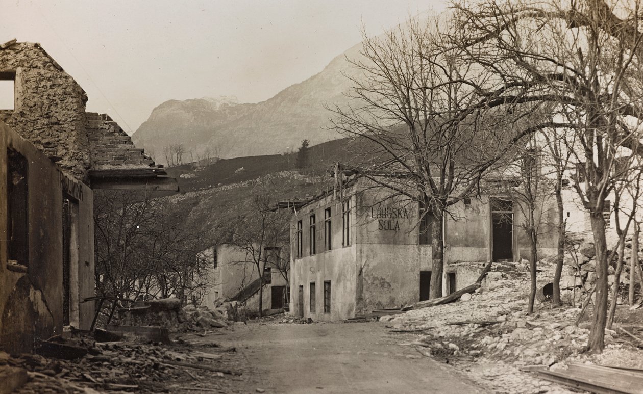 Album "Mitt världskrig - minnen av sydvästra fronten i Kärnten, Italien, Trentino-Alto Adige) 31/03/1915-12/11/1918 - Josef Zohles Wien ": spillror i Bovec (s/v foto) av Josef Zohles