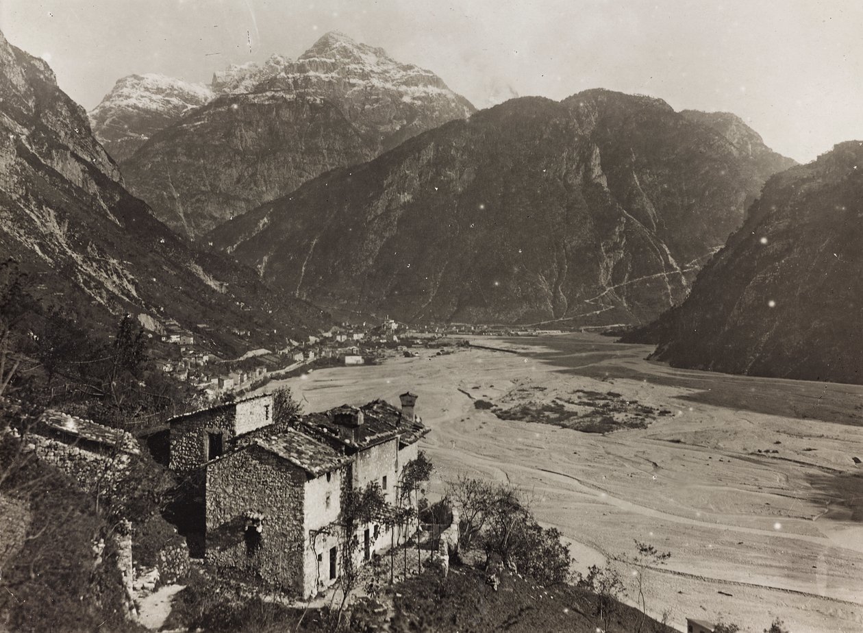 Album "Mitt världskrig - minnen av sydvästra fronten i Kärnten, Italien, Trentino-Alto Adige) 31/03/1915-12/11/1918 - Josef Zohles Vienna ": utsikt över Chiusaforte (s/v ph) av Josef Zohles