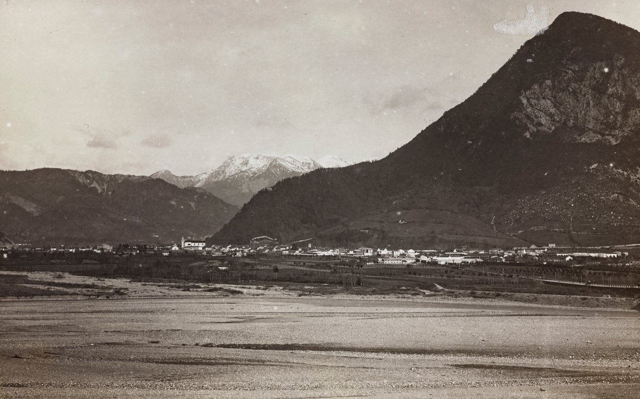 Album "Mitt världskrig - minnen av sydvästra fronten i Kärnten, Italien, Trentino-Alto Adige) 31/03/1915-12/11/1918 - Josef Zohles Wien ": utsikt över Tolmezzo (s/v foto av Josef Zohles