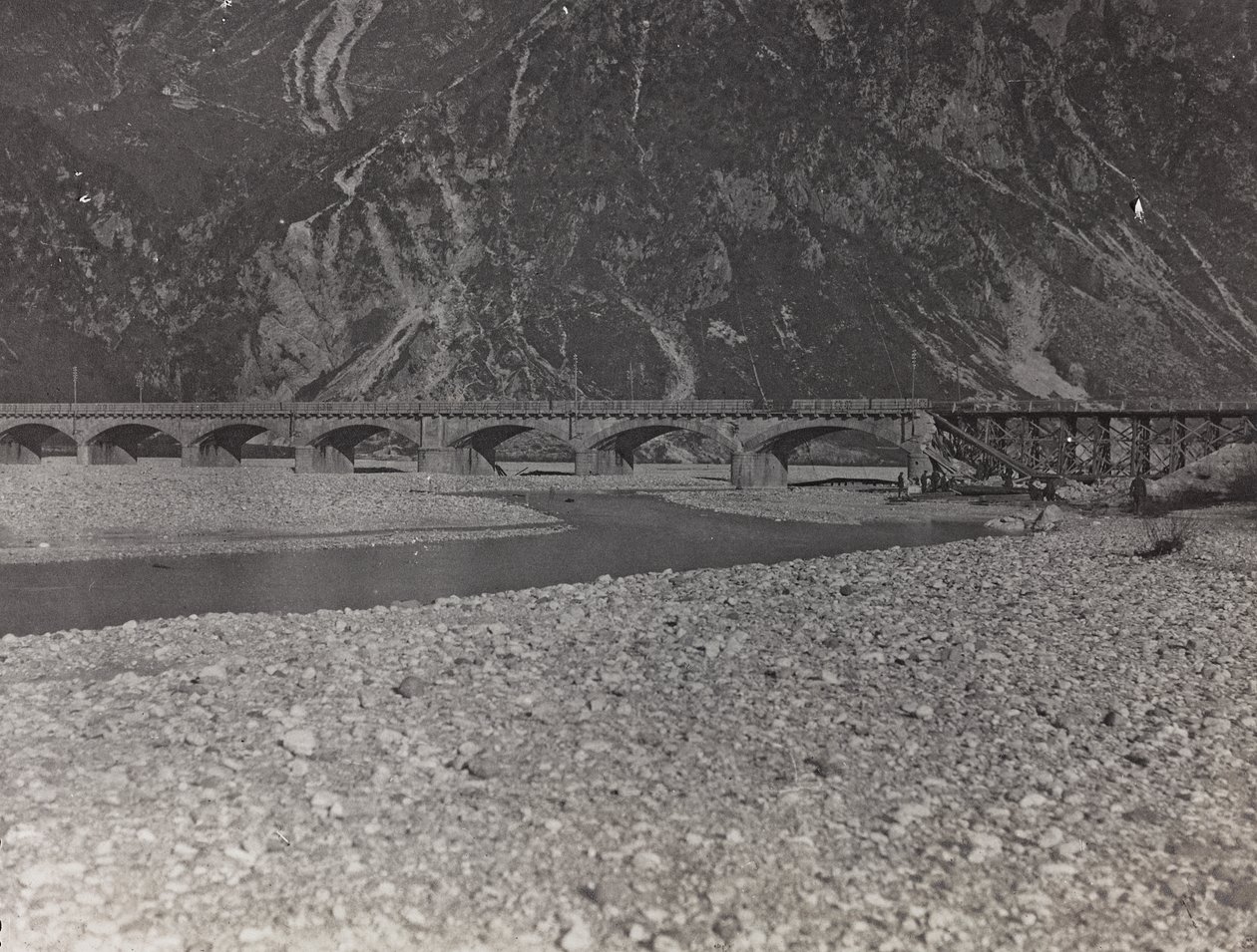 Album "Mitt världskrig - minnen av sydvästra fronten i Kärnten, Italien, Trentino-Alto Adige) 31/03/1915-12/11/1918 - Josef Zohles Wien ": militärbro över Ta av Josef Zohles