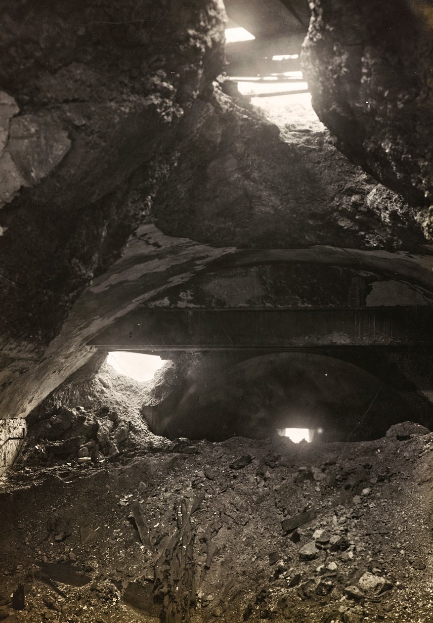 Album "Meine weltkriegs - Erinnerungen South-West Front (Kärnten, Italien, Sydtyrolen) (Mitt världskrig - minnen från sydvästra fronten i Kärnten, Italien, Trentino-Alto Adige) 31/03/1915-12/11/ 1918 - Josef Zohles Wien ": spillror från en fabrik (s/v ph av Josef Zohles
