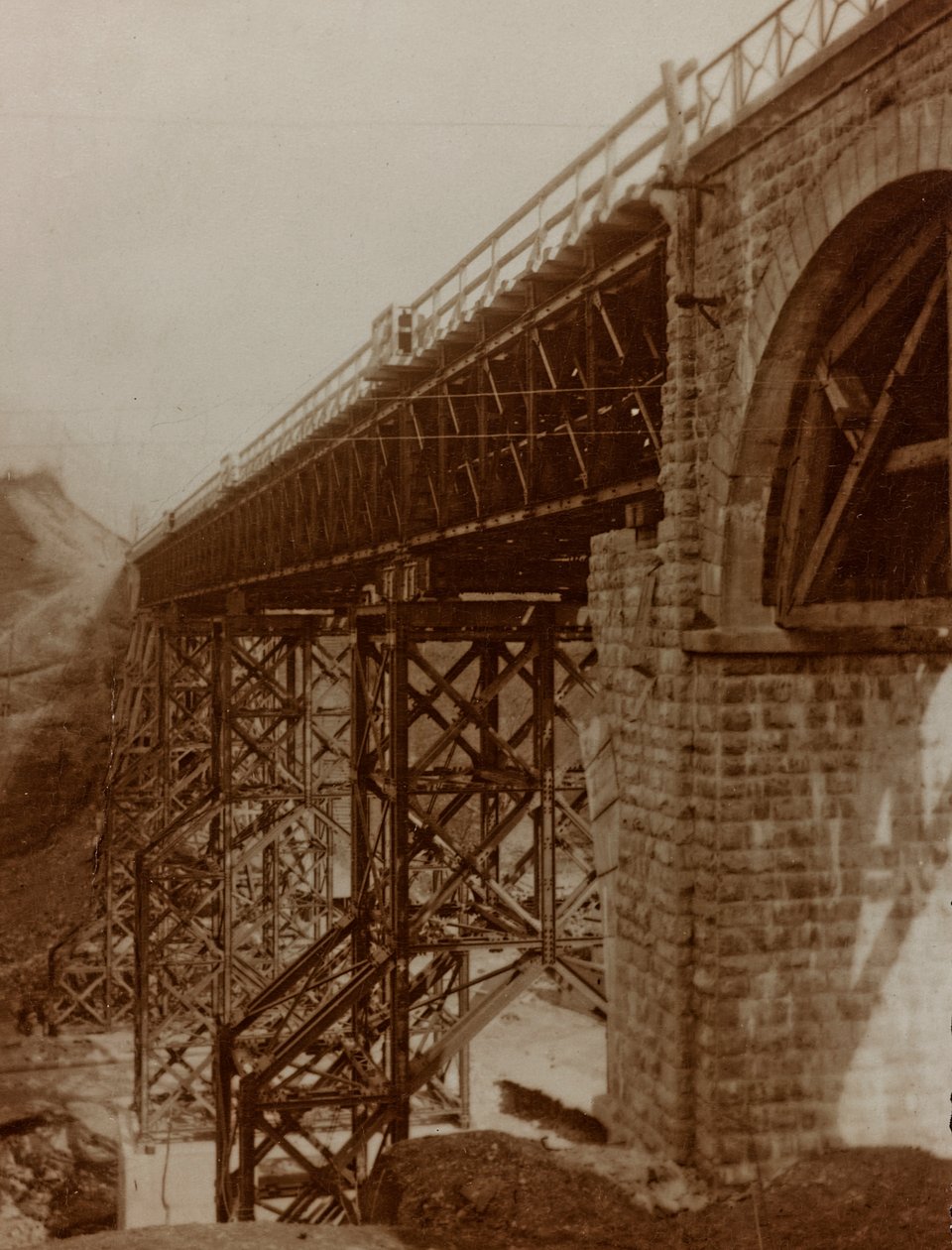 Album "Mitt världskrig - minnen av sydvästra fronten i Kärnten, Italien, Trentino-Alto Adige) 31/03/1915-12/11/1918 - Josef Zohles Wien ": rekonstruerad bro (s/v p av Josef Zohles