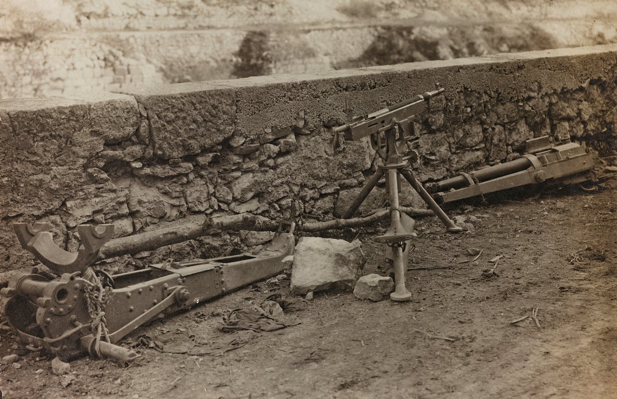 Album "Mitt världskrig - minnen av sydvästra fronten i Kärnten, Italien, Trentino-Alto Adige) 31/03/1915-12/11/ 1918 - Josef Zohles Vienna ": Italienska vapen övergivna ( av Josef Zohles