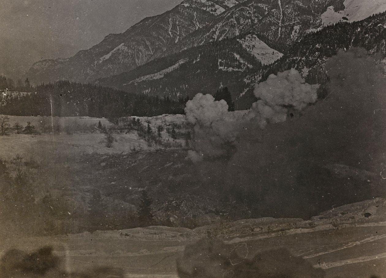 Album "Mitt världskrig - minnen av sydvästra fronten i Kärnten, Italien, Trentino-Alto Adige) 31/03/1915-12/11/ 1918 - Josef Zohles Wien ": bombningar (s/v foto) av Josef Zohles