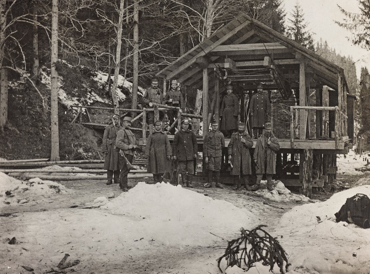 Album "Mitt världskrig - minnen av sydvästra fronten i Kärnten, Italien, Trentino-Alto Adige) 31/03/1915-12/11/ 1918 - Josef Zohles Wien ": soldater framför en kabel av Josef Zohles