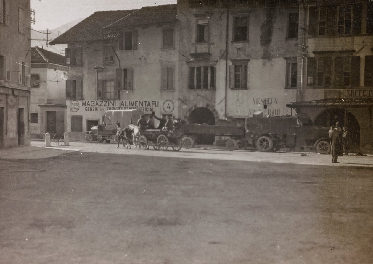 Album "Meine weltkriegs - Erinnerungen South-West Front (Kärnten, Italien, Sydtyrolen) (Mitt världskrig - minnen från sydvästra fronten i Kärnten, Italien, Trentino-Alto Adige) 31/03/1915-12/11/ 1918 - Josef Zohles Wien ": militära medel på ett torg av Josef Zohles