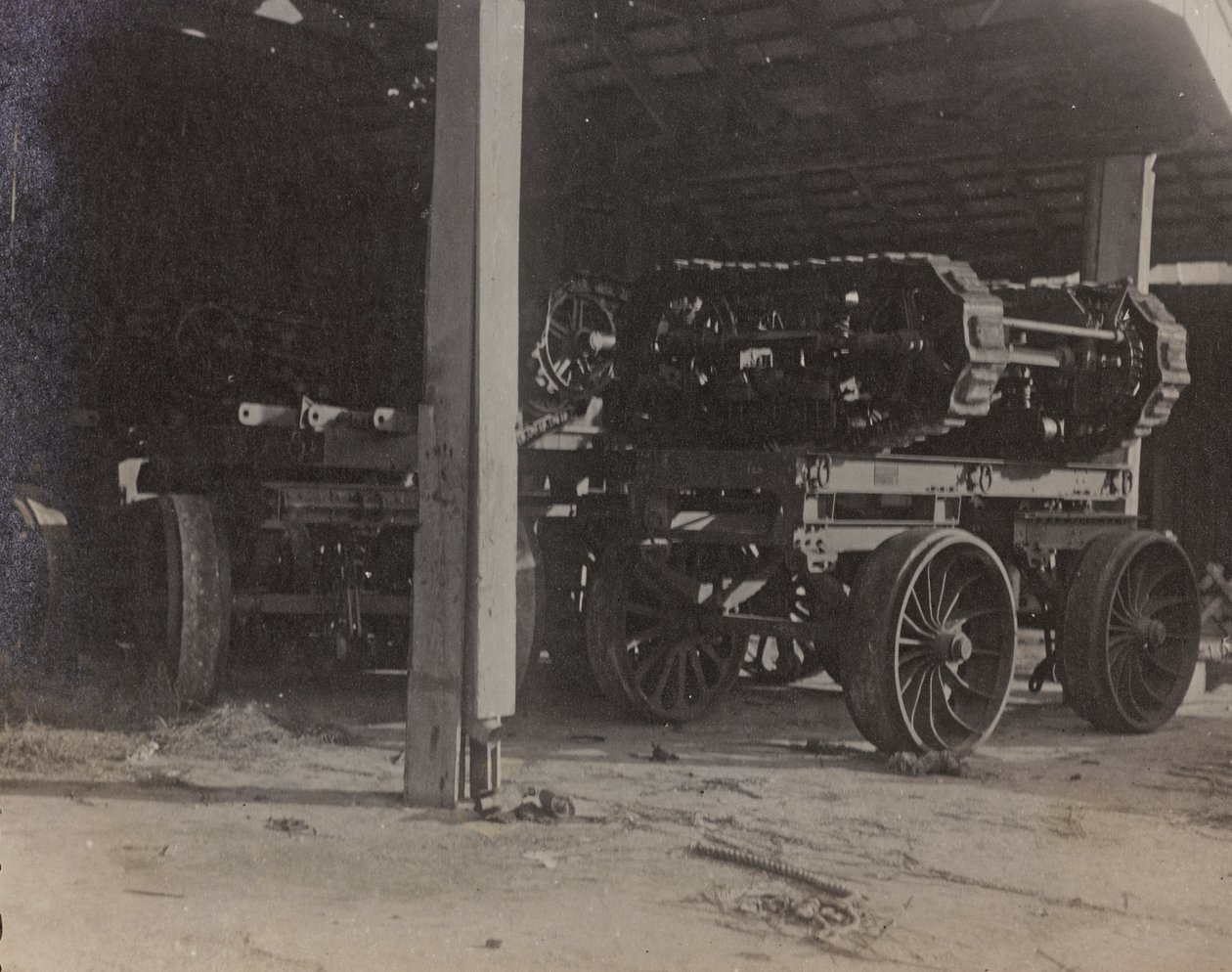 Album "Mitt världskrig - minnen av sydvästra fronten i Kärnten, Italien, Trentino-Alto Adige) 31/03/1915-12/11/1918 - Josef Zohles Vienna ": garage Tolmezzo (s/v foto) av Josef Zohles
