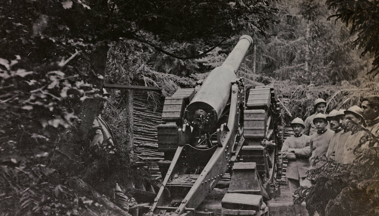 Album "Mitt världskrig - minnen av sydvästra fronten i Kärnten, Italien, Trentino-Alto Adige) 31/03/1915-12/11/ 1918 - Josef Zohles Wien ": soldater med pistol (s/v bild av Josef Zohles