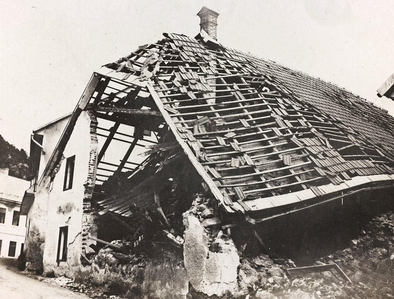 Album "Mitt världskrig - minnen av sydvästra fronten i Kärnten, Italien, Trentino-Alto Adige) 31/03/1915-12/11/1918 - Josef Zohles Wien ": spillror av ett hus i Ugoviz av Josef Zohles