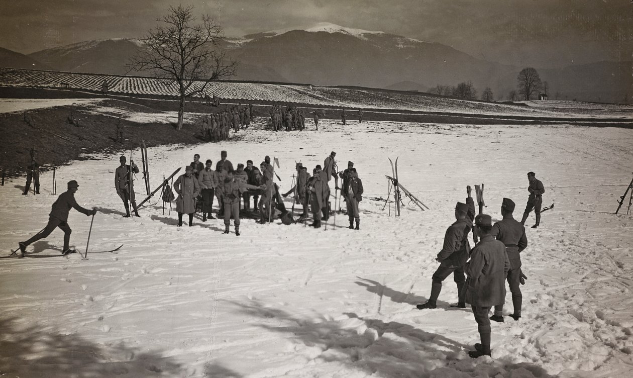 Album "Mitt världskrig - minnen av sydvästra fronten i Kärnten, Italien, Trentino-Alto Adige) 31/03/1915-12/11/ 1918 - Josef Zohles Wien ": soldater på skidor (s/v foto av Josef Zohles
