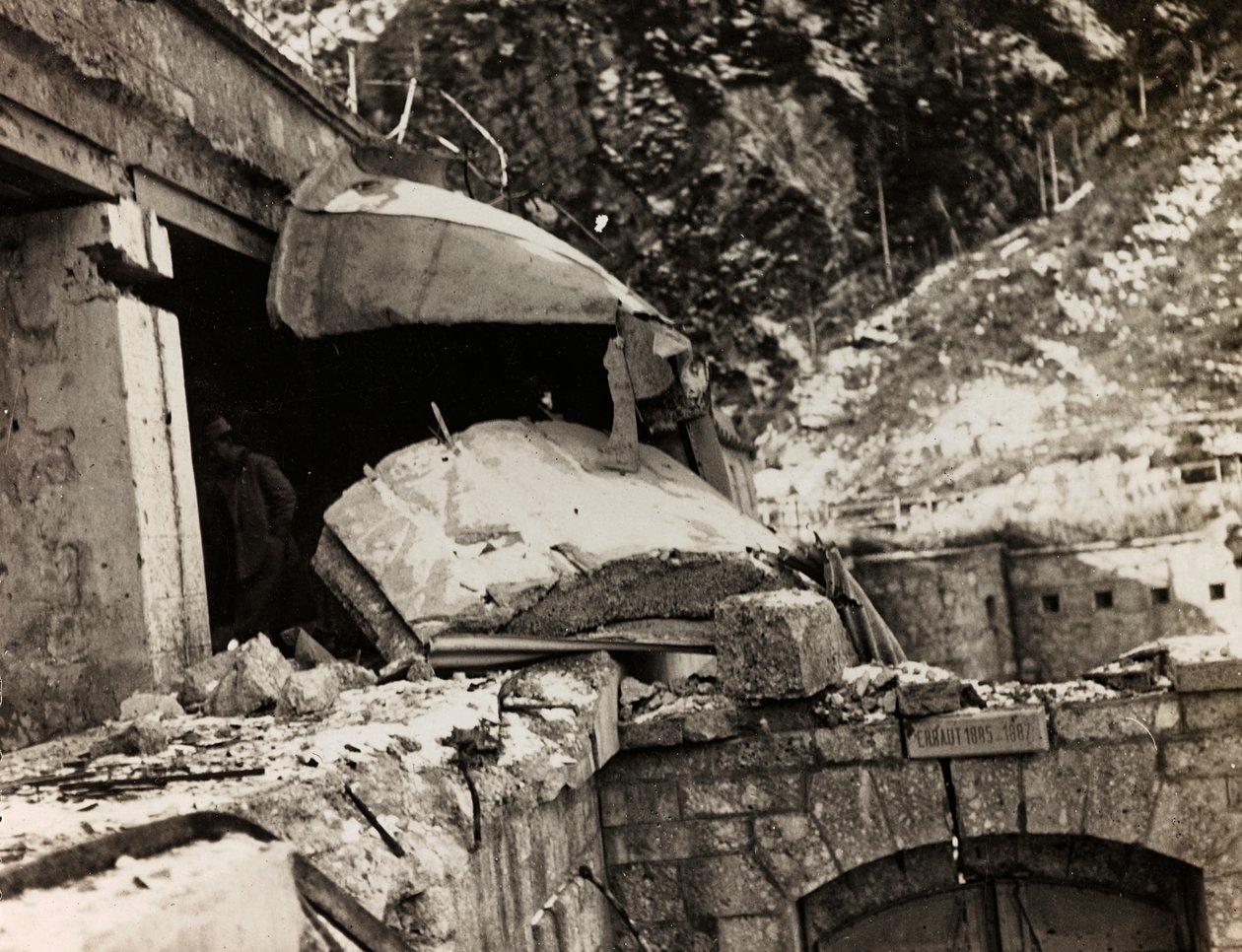 Album "Mitt världskrig - minnen av sydvästra fronten i Kärnten, Italien, Trentino-Alto Adige) 31/03/1915-12/11/ 1918 - Josef Zohles Wien ": spillror (s/v foto) av Josef Zohles
